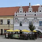 Domecek Ve Dvore