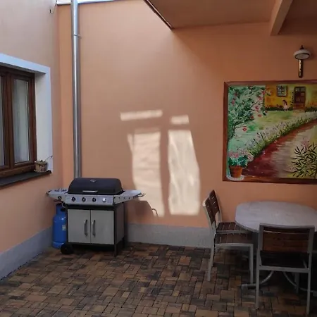 Domecek Ve Dvore Apartment *